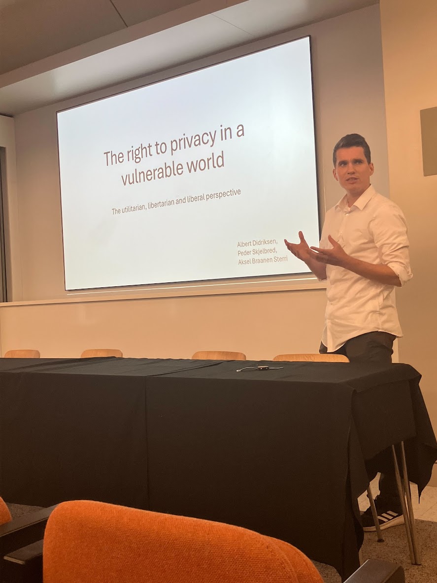 Albert Didriksen presenting at ISUS, London